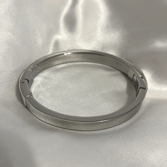 NWOT Michael Kors Silver-Tone Astor Stud Bracelet - Picture 5 of 10